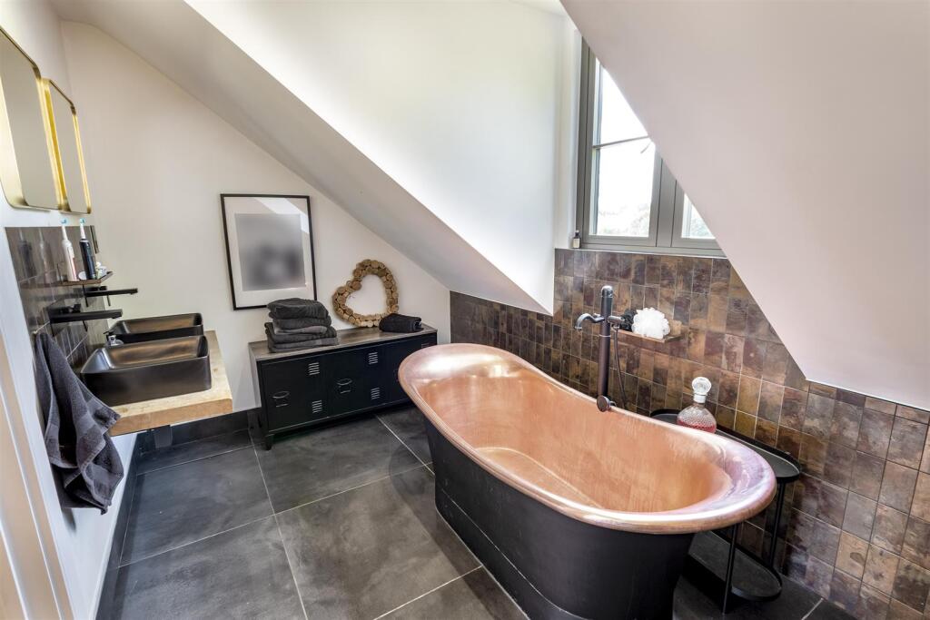 luxury bathroom